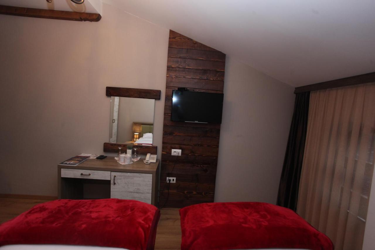 Hotel Happy Gjakova Esterno foto
