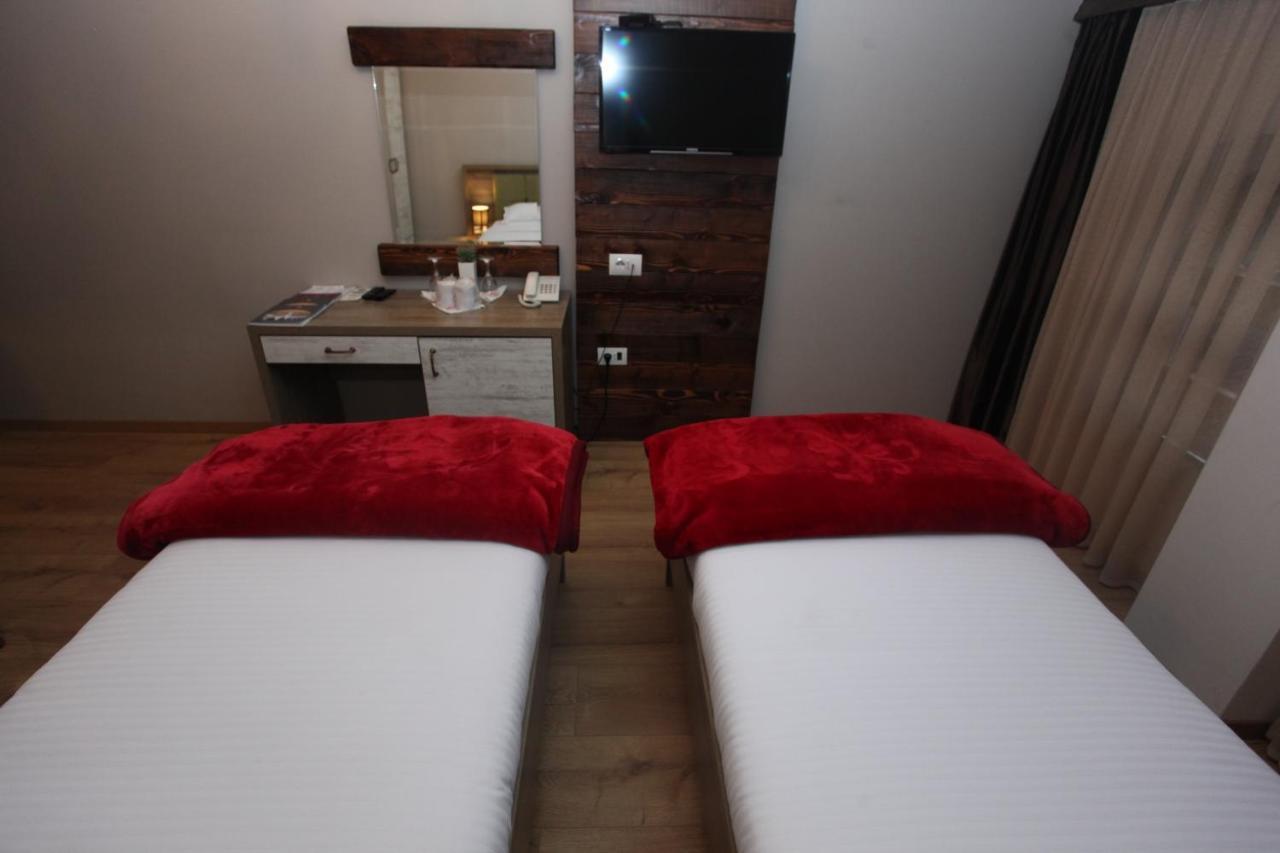 Hotel Happy Gjakova Esterno foto