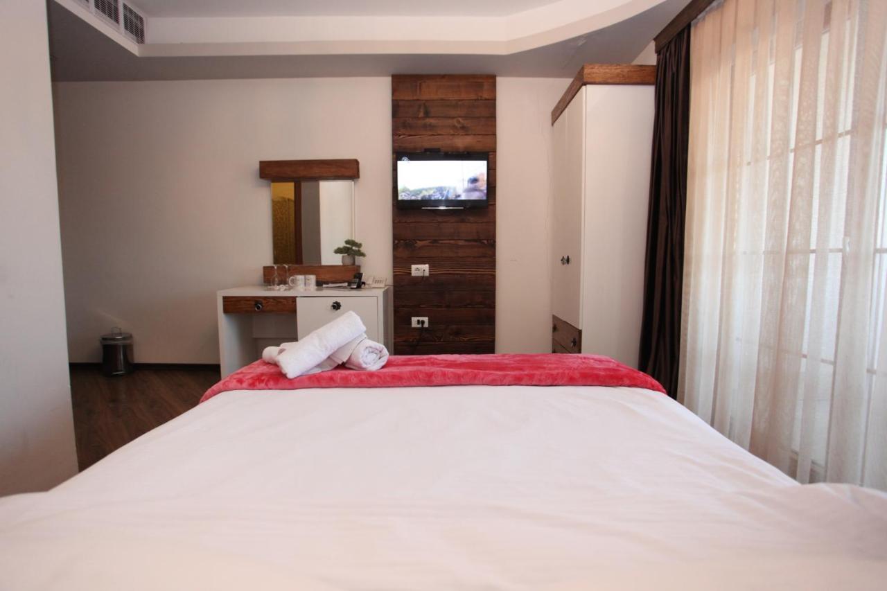 Hotel Happy Gjakova Esterno foto